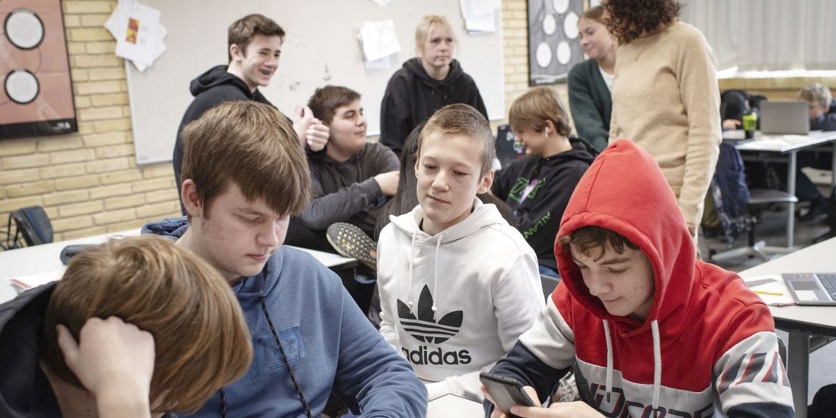 "Vi har ikke lærermangel i Danmark, men vi har lærermangel i folkeskolen," siger Gordon Ørskov Madsen, formand for Danmarks Lærerforening. Han mener, at lærerne skal have hjælp til at løse inklusionsopgaven bedre, hvis flere lærere skal holdes i faget.