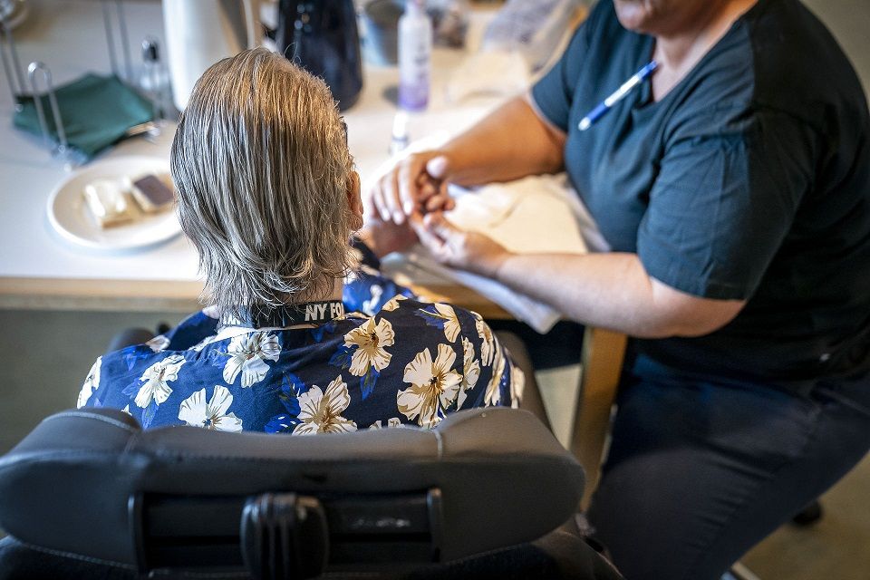 Beboerne på Aarhus Kommunes plejehjem og deres pårørende har i årevis haft mulighed for at deltage i målinger af tilfredsheden. Men i år har kommunen ikke lavet undersøgelserne, der nu skal ændres.