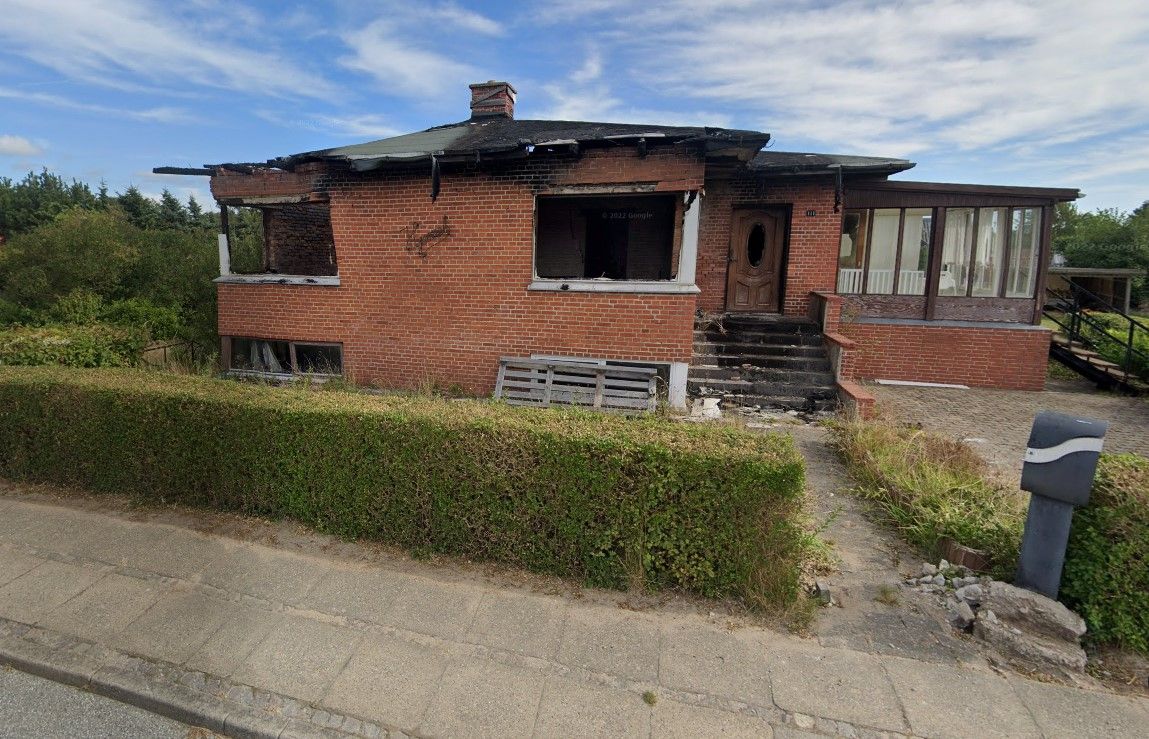 Brandtomten i landsbyen Lyngså i Frederikshavn Kommune bliver det første 'skæmmende' hus, hvor kommunen truer med dagbøder, hvis ikke ejeren river huset ned.