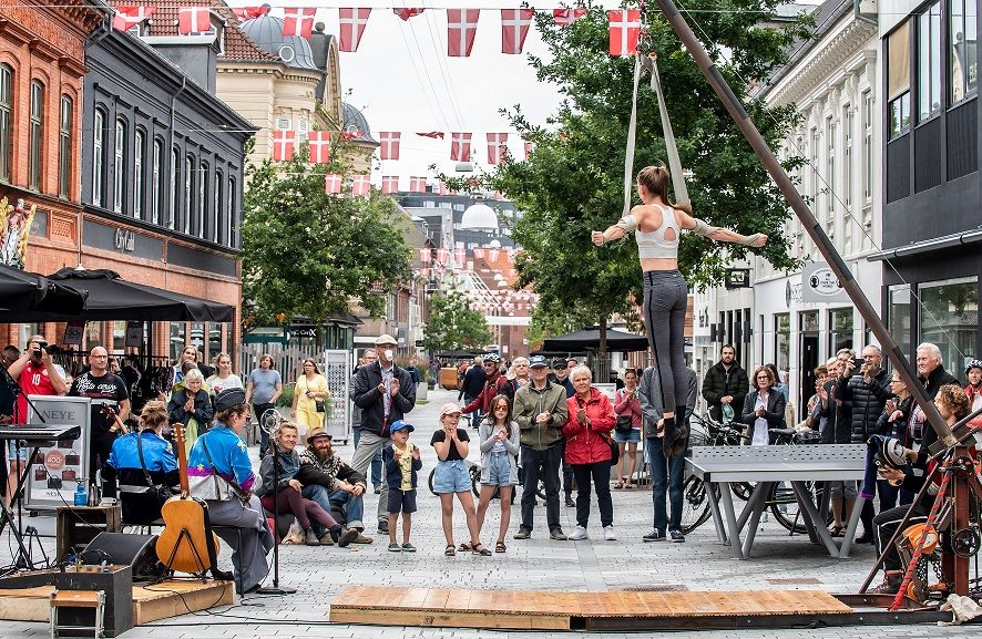 Samtalecafeerne holdes centralt i Esbjerg, og de tilmeldte deltagere behøver ikke have en faglig indsigt, men de skal være klar til at dele erfaringer og indsigter om byen.