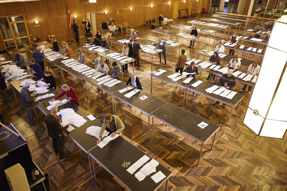Flere millioner stemmer er blevet talt op tirsdag aften. Her stemmeoptællingen på Aarhus Rådhus.