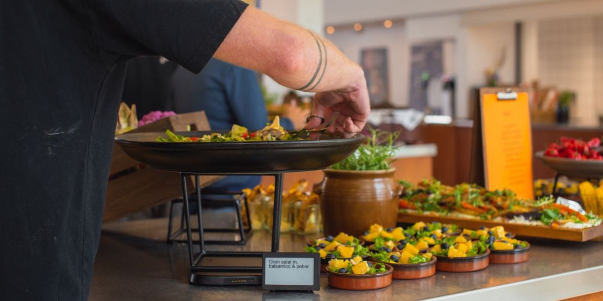 Et eksempel fra rapporten til FN er, at Gladsaxe Kommune sammen med Gladsaxe Erhvervsby, den lokale start-up-virksomhed FoodOp, Danmarks Tekniske Universitet og en række lokale virksomheder med stor succes har udviklet et nyt koncept til at reducere madspild.