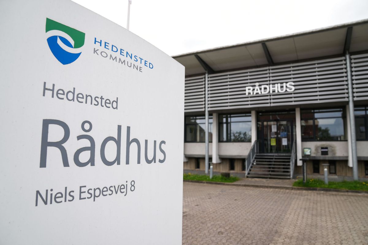 På rådhuset i Hedensted Kommune har politikerne valgt at skille sig af med kommunaldirektøren. Det kan blive en bekostelig affære, mener lokale medier.