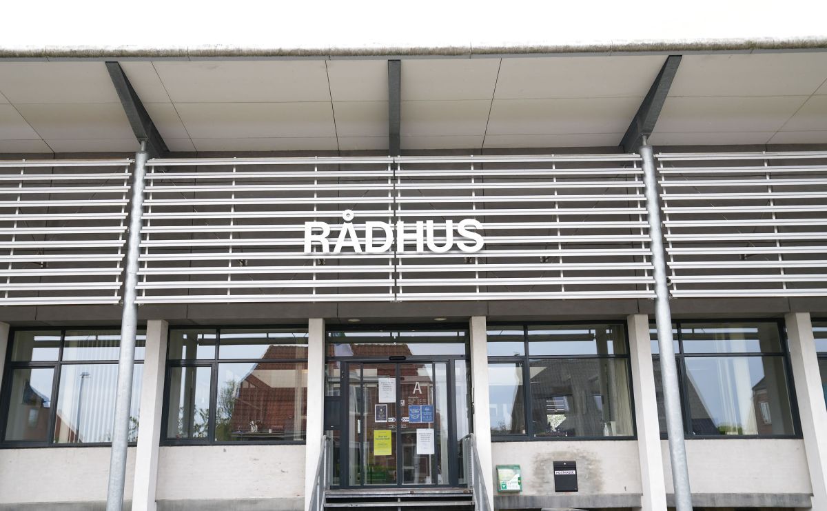 Svingdøren på rådhuset i Hedensted Kommune er blevet flittigt brugt af topchefer det seneste års tid.