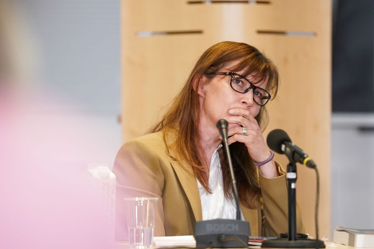 Samtlige partier i Helsingør Kommunes økonomi- og erhvervsudvalg - inklusiv hendes eget -  kritiserer borgmester Benedikte Kiærs (K) ageren over for ansatte på rådhuset.

Kritikken kommer også fra borgmesterens eget parti.