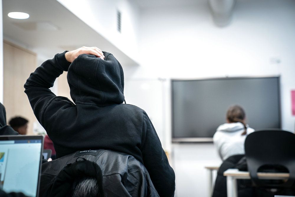 Det er bekymrende for folkeskolen, at mange mange nyansatte lærere ikke har en læreruddannelse, mener Gordon Ørskov Madsen, formand for Danmarks Lærerforening. Ifølge ham betyder det, at eleverne ikke lærer alt det, de ellers ville kunne.