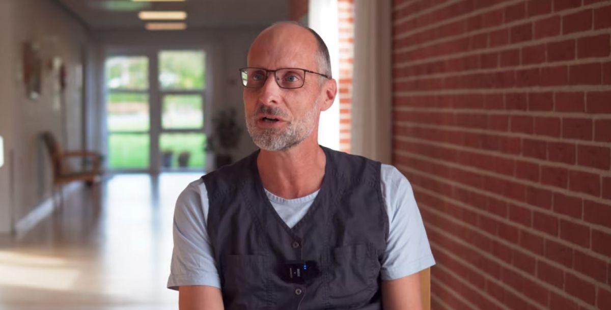 Arbejde i afløserkorpset i Varde Kommune har givet Lars Bjerg, 54 år, lyst til at begynde på Social- og Sundhedsassistent-uddannelsen i Esbjerg. Man se video med ham nede i teksten.