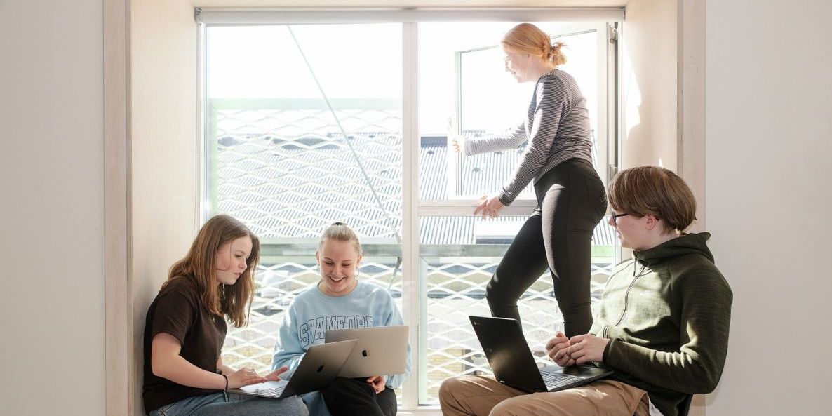 Elever fra Frederiksberg Skole er blandt de deltagende 76 klasser landet over, der har deltaget i Masseeksperimentet 2021 om kemiske stoffer i klasselokaler.