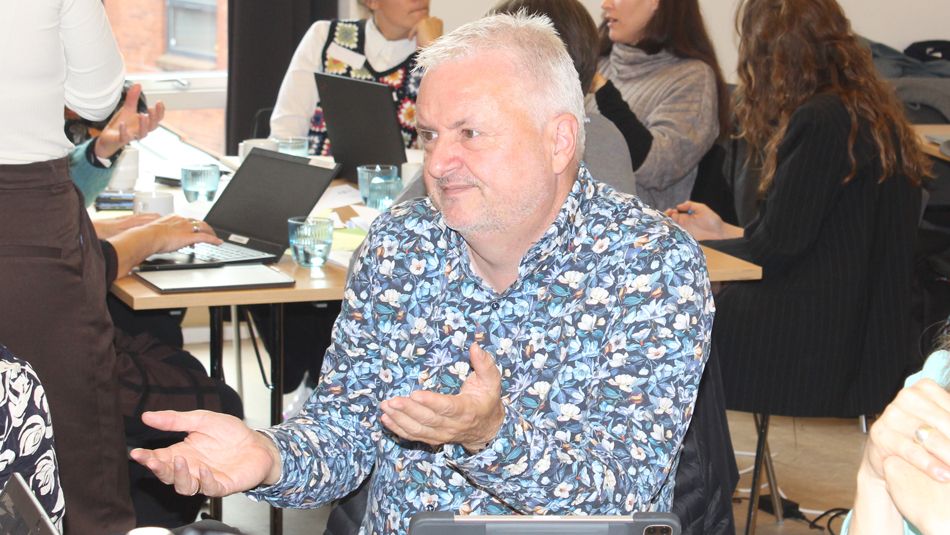 "Vi er pivringe til ledelsesmæssigt at anerkende, at vi har nogle seniormedarbejdere, der er dygtige,' siger Peter Joensen,  der er HR-chef i Holbæk Kommune, til Viden på Tværs.