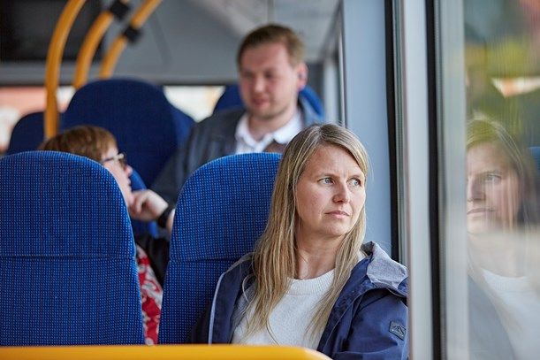 Snart kan bilpendlere til og fra Vejle gratis tage bybussen, hvis de parkerer på en samkørselsplads i Vejle Syd eller Vejle Nord om morgenen.