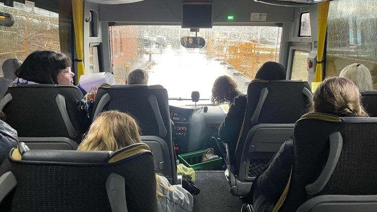 Vejle Kommune er begyndt at tage unge ledige med ud på en bustur, så de kan se, hvad ældrepleje og sosu-uddannelse handler om.