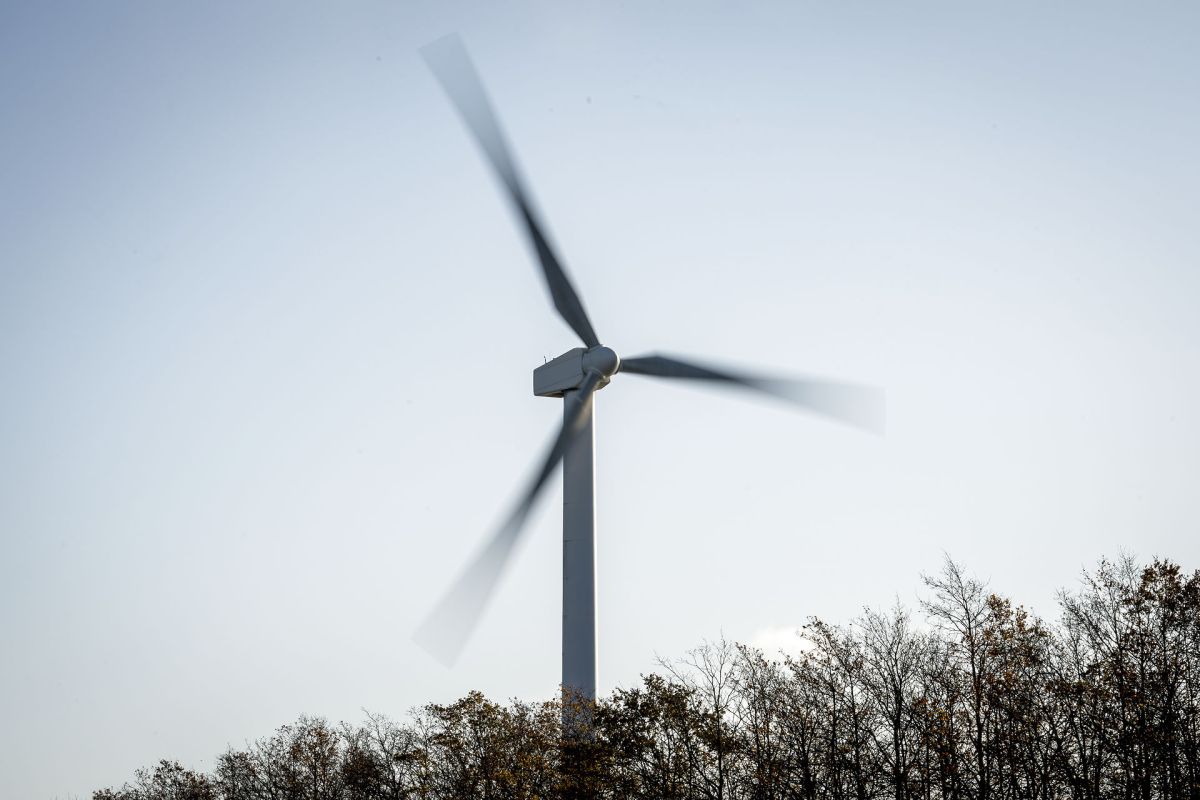 Solcelleparker og nye vindmøller møder modstand mange steder i landet. Opstillingen af nye vindmøller på land er stort set gået i stå den seneste tid.