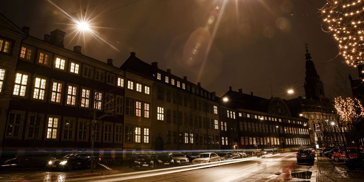 Staten har ansat så mange ekstra medarbejdere i den statslige administration blandt andet her på Slotsholmen, at staten fra 2011 til 2021 har øget sine administrative udgifter med 9,4 milliarder kroner.