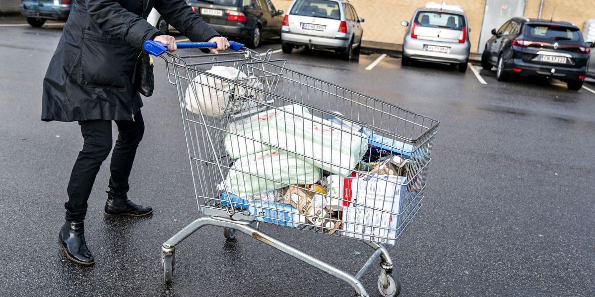 Hjemmehjælpere lader deres gode hjerte løbe af med sig og køber ind for ældre.