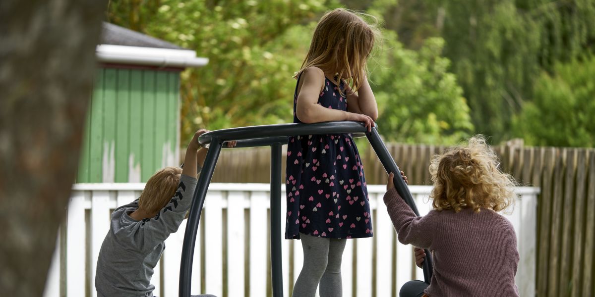 Minimumsnormeringer er luget helt ud af regeringsgrundlaget. I stedet fokuserer regeringen på børn og unges trivsel, som man vil have en kommission til at se på.