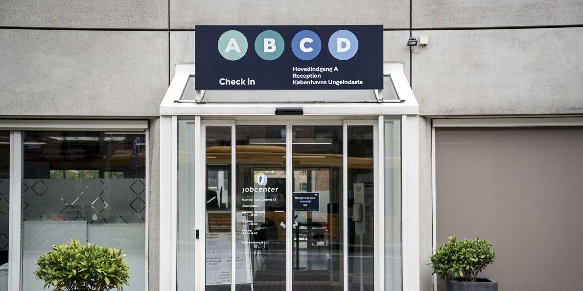 Jobcentrene skal nedlægges, og kommunerne skal sættes fri for "statslige proceskrav" fremgår det af SVM-regeringens grundlag. Udgifterne på beskæftigelsesområdet skal være reduceret med 3 mia. kr. i 2030.