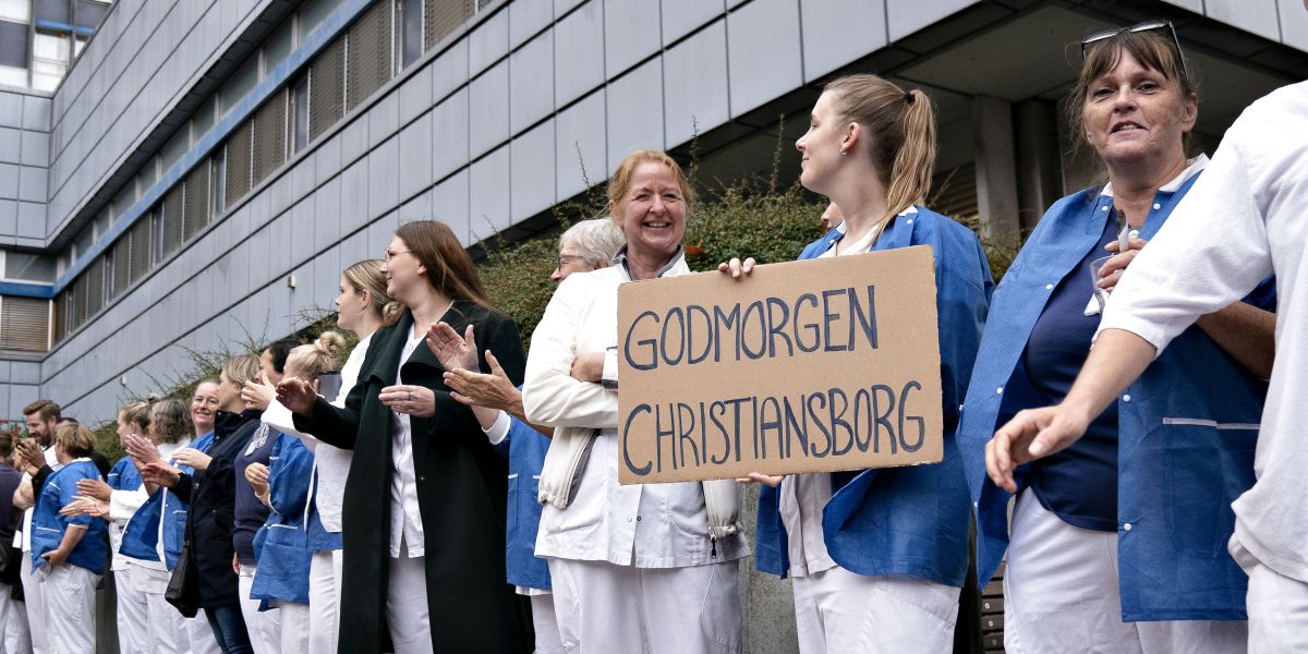 Opgaveglidning løses tidligst i 2024 for kommunerne. Samtidig er sygeplejersker ikke garanteret mere i løn, som de har demonstreret for siden 2021 og som fyldte meget i valgkampen. Det fremgår af nyt regeringsgrundlag.