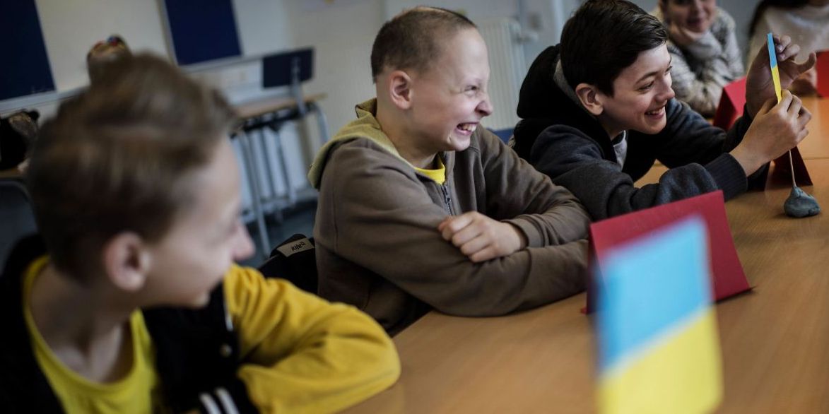 Ukrainske flygtningebørn i Danmark må indtil videre leve med, at det kan have meget stor betydning for familiens økonomi, om moderen bor i den ene eller den anden kommune.