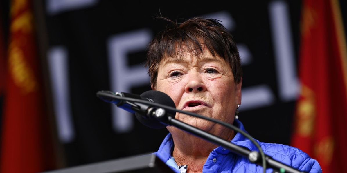 FOA-formand Mona Striib glæder sig over, at den nye regering vil sætte penge af til at give omsorgs-medarbejdere et lønløft.