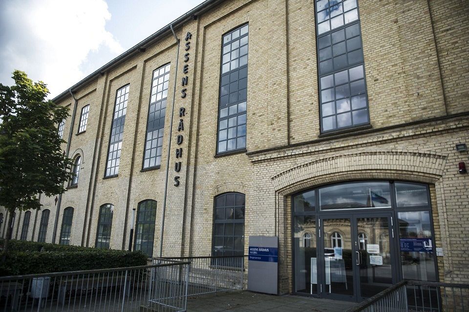 En større ombygning af rådhuset i Assens skal samle kommunens jobcenter på samme adresse, men den nye regerings udmelding om at lukke jobcentrene skaber usikkerhed om fremtiden.