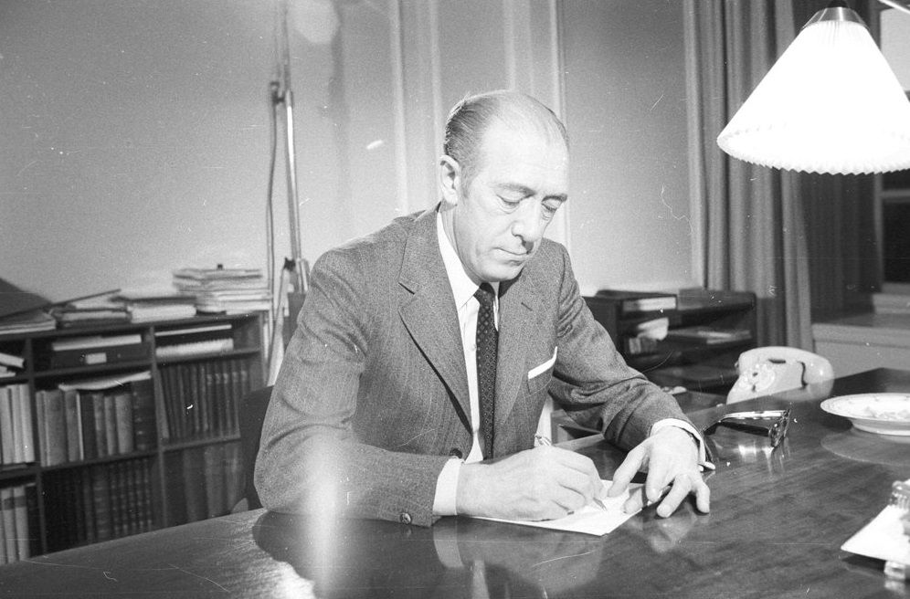 Den radikale statsminister Hilmar Baunsgaard stod i spidsen for en flerpartiregering, der holdt i tre år. Her ses han i forbindelse med nytårstalen i 1970.