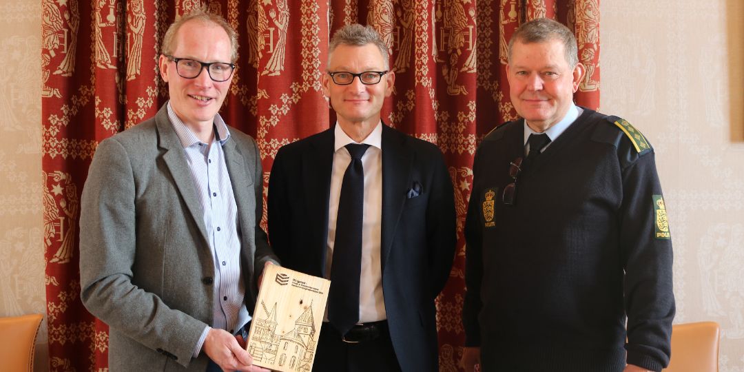 Det er takket være en målrettet indsats, at Ringsted nu kan kalde sig Danmarks mest ejendomsvenlige. Det fortæller borgmester Henrik Hvidesten (V) (t.v.), som her ses sammen med Peter Stenholm, adm. direktør for EjendomDanmark (i midten) og til højre Michael Flemming Rasmussen, som er politiinspektør i Forebyggelse og Nærhed ved Midt- og Vestsjællands Politi.