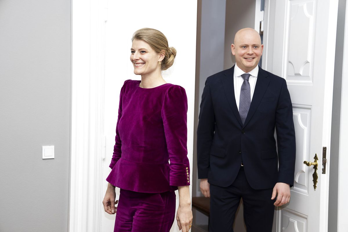 Her følger den afgående kulturminister Ane Halsboe-Jørgensen den nye kulturminister Jakob Engel-Schmidt ind til præsentation og overdragelse i ministeriet i går torsdag.
