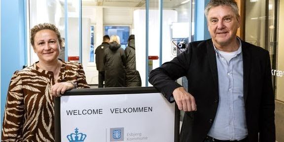 Kontorchef Karen Lund Johansen fra styrelsen SIRI blev taget godt imod af Esbjerg Kommunes borgerservicechef Jens Erik Morthensen. SIRI deler indgang med Esbjerg Kommunes borgerservicecenter på Rådhuset i Esbjerg.