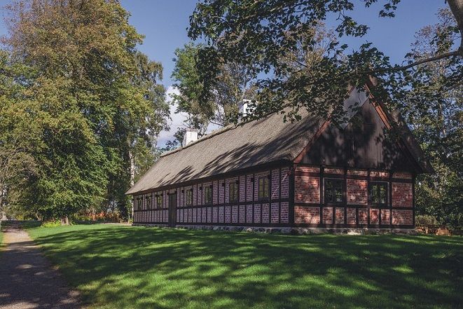 En ny bog indeholder en historisk gennemgang af bygningstyper, stilarter og tidstypiske detaljer. Her ses Birketinghuset ved Voergaard Slot i Nordjylland.