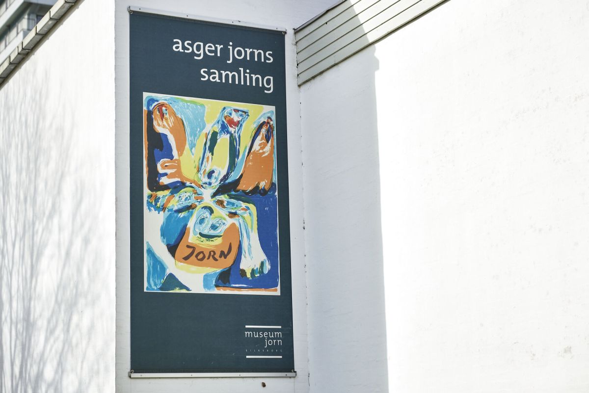 Gennem flere år har det stået klart, at utætheder i tagkonstruktionen har givet rådskader på Museum Jorn. Nu skal Silkeborgs byråd finde millioner til en renovering.