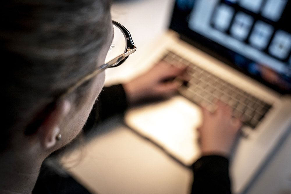 Digitaliseringen har givet nye muligheder for, at arbejdsgivere kan indsamle data fra ansatte. Det kan være fra eksempelvis trivselsundersøgelser, men det kan også være overvågning af produktivitet og decideret gps-tracking af medarbejderens fysiske lokation.