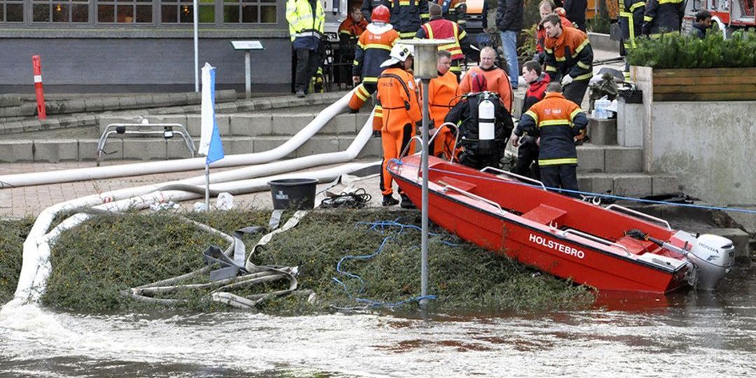Det giver problemer for mange af husejerne langs Storå i Holstebro, når åen går over sine bredder som her.