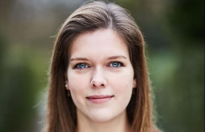 Rå og nedsættende tone i byrådssalen, men fordragelig og fin stemning udenfor. Det har gjort indtryk på Signe Rosa Skelbæk (EL) i løbet af det første år i byråd.