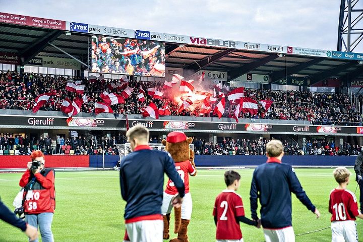 Der er ikke rygeforbud for tilskuerne her på Jysk Park i Silkeborg, men det vil kommunens kulturudvalg gerne lave om på.