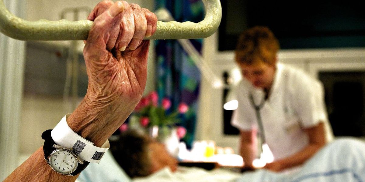 I 2021 måtte cirka 10.000 patienter over 67 år genindlægges, kort efter at de var udskrevet. Det er færre end tidligere, men stadig for mange, mener Danske Regioner.