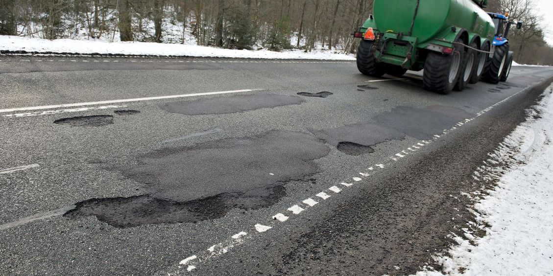 Flere kommuner opdager nu mange huller i asfalten grundet den massive mængde regn efterfulgt af frostgrader.