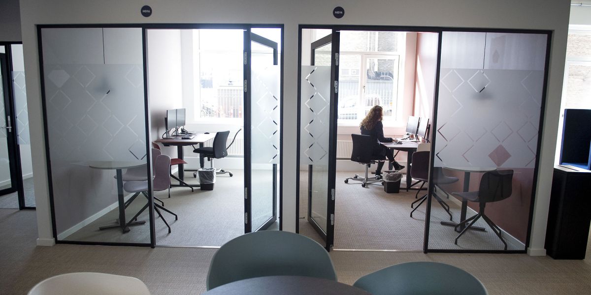 Flere jobcenterchefer fortæller til NB-Beskæftigelse, at den hårde retorik mod jobcentrene har sat varige spor blandt deres medarbejdere, og flere har ligefrem taget konsekvensen og søgt væk. Chefrådgiver Annette Elgaard Bøttger fra Center for Ledelse kommer med fire råd til at lede medarbejderne gennem jobcenterkrise.