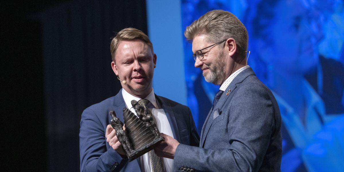 Københavns Kommunes tidligere overborgmester Frank Jensen (S) overdrager her værtsskabet til den nye DM i Skills vært tidligere Fredericiaborgmester Jacob Bjerregaard (S) tilbage i 2020. Sidstnævnte er trods tidligere skandalesager i dag blevet spindoktor for skatteminister Jeppe Bruus.