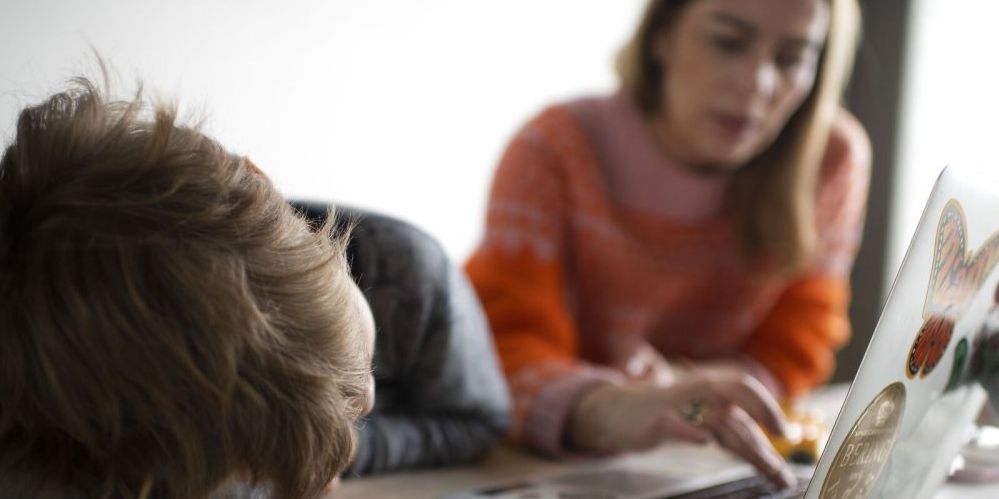 Over 15.000 forældre kan derfor ikke passe deres arbejde. Det betyder, at kommunernes udgifter til tabt arbejdsfortjeneste stiger.