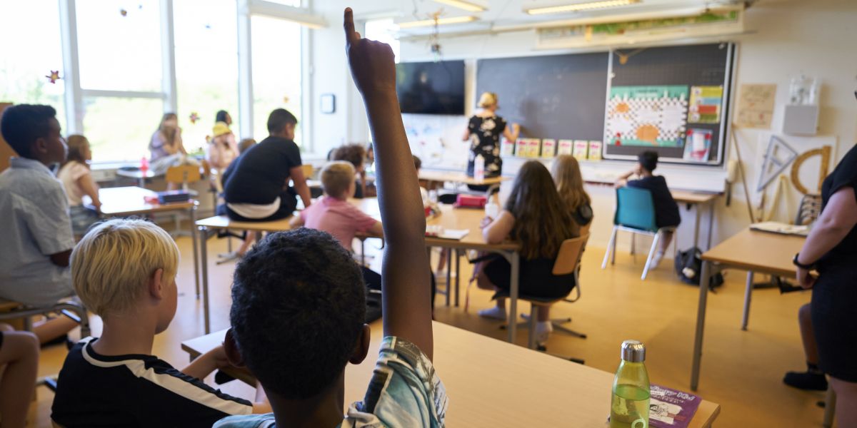 Et flertal af danskerne mener, at kvaliteten af folkeskolen er blevet dårligere over de seneste ti år. Men faktisk er den løbende tilfredshed med uddannelsessystemet steget i samme periode.