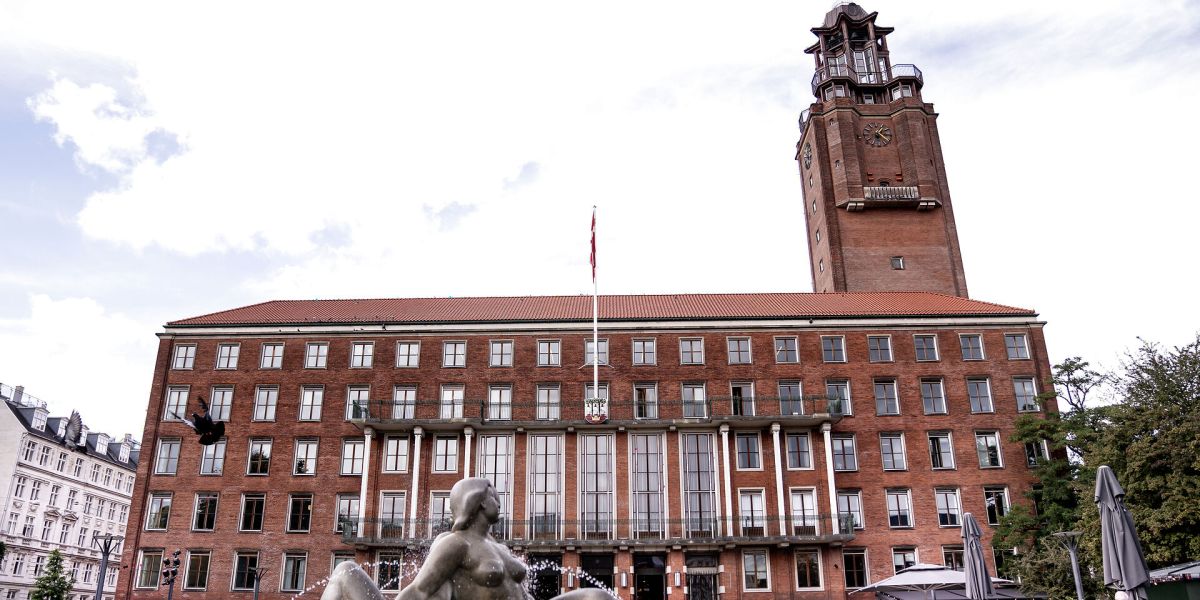 På Frederiksberg har man i flere år arbejdet for at udvikle en mere helhedsorienteret indsats og ifølge jobcenterchef Anja Krogh Svane er det en af årsagerne til, at arbejdsmarkedsafdelingen kan holde på sagsbehandlerne i knap syv år i gennemsnit.