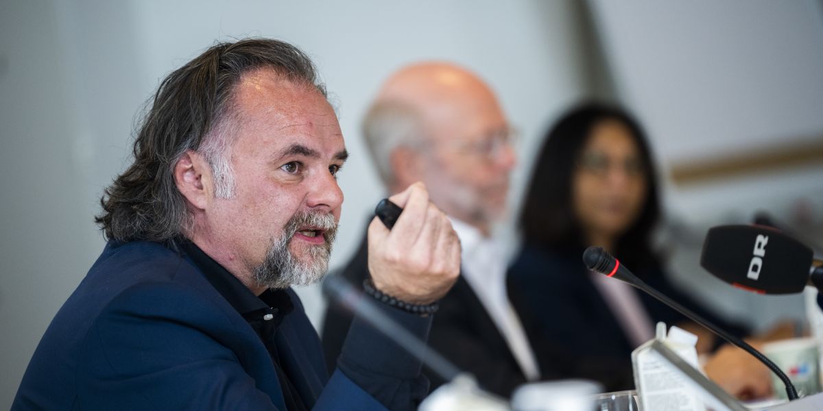 Carl Johan-Dalgaard til pressemøde tilbage i oktober 2022, hvor DØRS fremlægger deres efterårsrapport med en prognose om et fald i beskæftigelsen på 100.000.