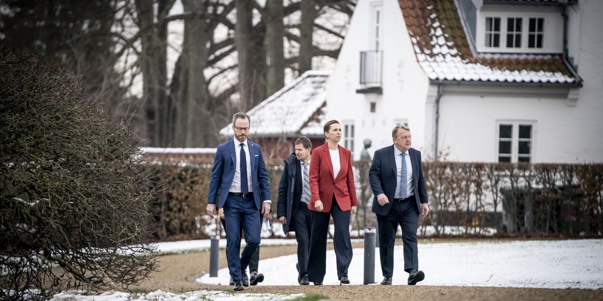 Regeringen skylder de ansatte i jobcentrene svar på, hvordan det hænger sammen, at man vil spare tre milliarder kroner på indsatsen og nedlægge jobcentrene, og samtidig sætte kommunerne fri og give de ledige mere medbestemmelse.