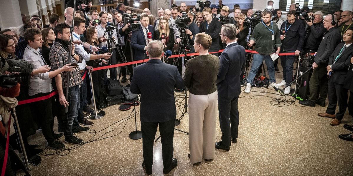 Pressen er på grund af journalisternes manglende viden om offentlig velfærdsøkonomi ude af stand til at stille kritiske spørgsmål til regeringens velfærdsspin, skriver chefredaktør Arne Ullum i denne mediekommentar.