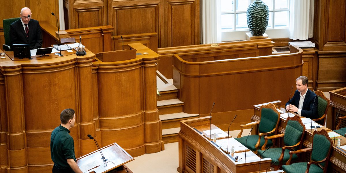 Sigurd Agersnap (t.v.) fra SF har stillet finansminister Nicolai Wammen (S) er §20-spørgsmål om den strukturelle beskæftigelse.