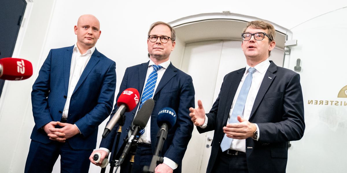 Kulturminister Jakob Engel-Schmidt (M), Finansminister Nicolai Wammen (S) og økonomiminister Troels Lund Poulsen (V) holdt mandag doorstep om inflationshjælp. I den forbindelse forklarede Wammen, at han var klar til at forhandle med kommuner om sanktioner af servicerammen for 2022.