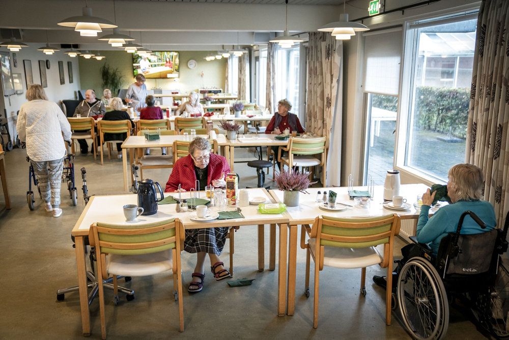 Danskerne bliver ældre og ældre, og i 2030 vil der mangle 16.000 sosu'er i sundhedssektoren, hvis det ikke lykkes at uddanne flere, end vi gør i dag, viser en ny analyse.