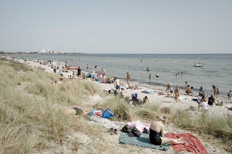 En tredjedel af havbunden i Køge Bugt risikere at blive fjernet. Brøndby Strand - her med Avedøre Holme i baggrunden - er en af de strande, hvor strandgæsterne vil kunne opleve konsekvenserne af udbygningen af Lynetteholmen og Holmene ved Avedøre.