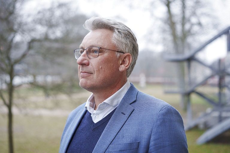 Udenlandske rekrutter til sosu-uddannelse i Lolland Kommune er ved at lære det svære danske sprog og er snart klar til arbejdet i ældreplejen, fortæller Lolland-borgmester Holger Schou Rasmussen.