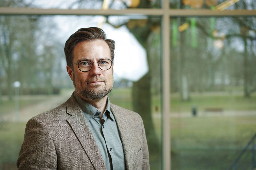 Odenses borgmester Peter Rahbæk Juel (S), som også er formand for Kommunernes Landsforenings udvalg for arbejdsmarked og borgerservice, mener, at den nye regering tager det i den forkerte rækkefølge, når den taler om besparelser på beskæftigelsesområdet, før den taler om, hvad der skal erstatte jobcentrene.